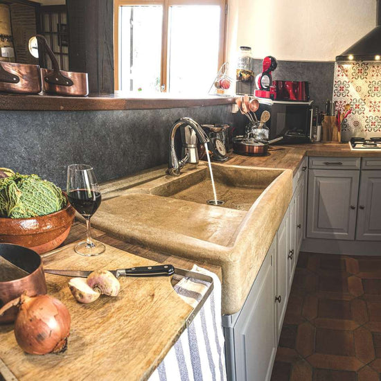 evier-de-cuisine-en-pierre-de-bourgogne-doré-avec-egouttoir-gauche-sur-mesure