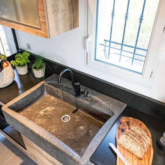 evier-de-cuisine-en-pierre-bleu-gris-sans-egouttoir-sur-mesure-collection-unique-habitat