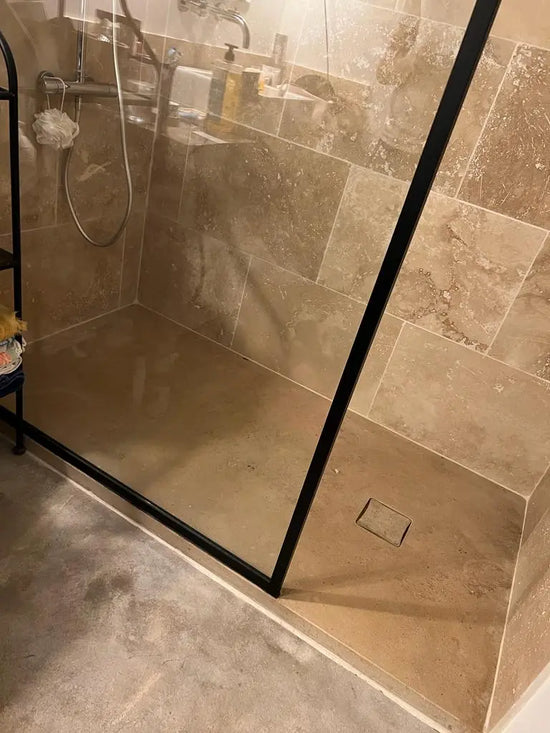 receveur-de-douche-italienne-en-pierre-bourgogne-dans-une-salle-de-bain