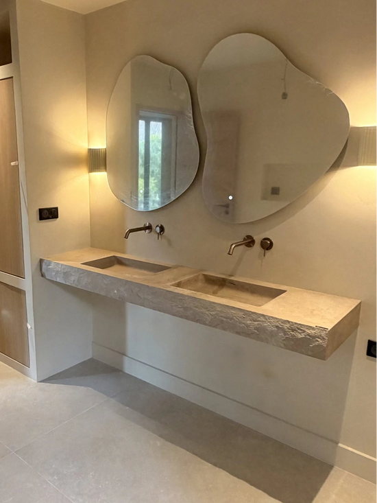 Plan de vasque double suspendu en pierre naturelle Moléanos, bord brut ciselé, salle de bain design