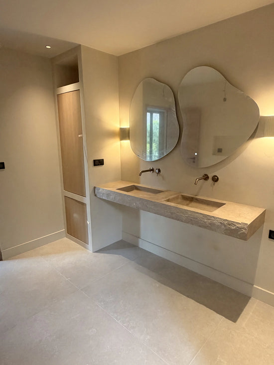 Plan de vasque double suspendu en pierre naturelle Moléanos, bord brut ciselé, salle de bain design