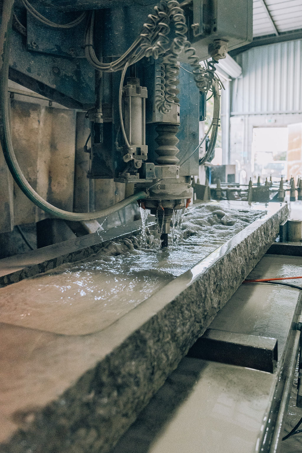Façonnage  d'un bloc de pierre naturelle refroidi à l'eau pour la fabrication d'une vasque de salle de bain