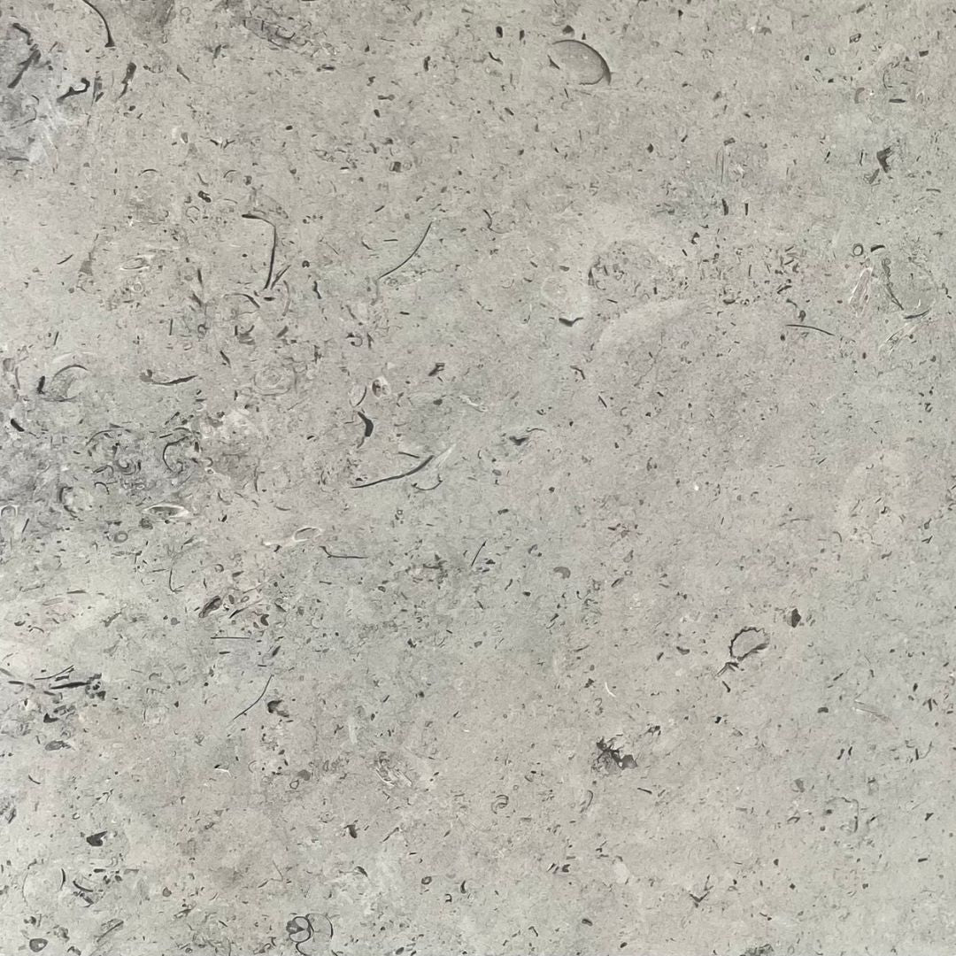 Échantillon de pierre naturelle gris nuage pour vasque de salle de bain