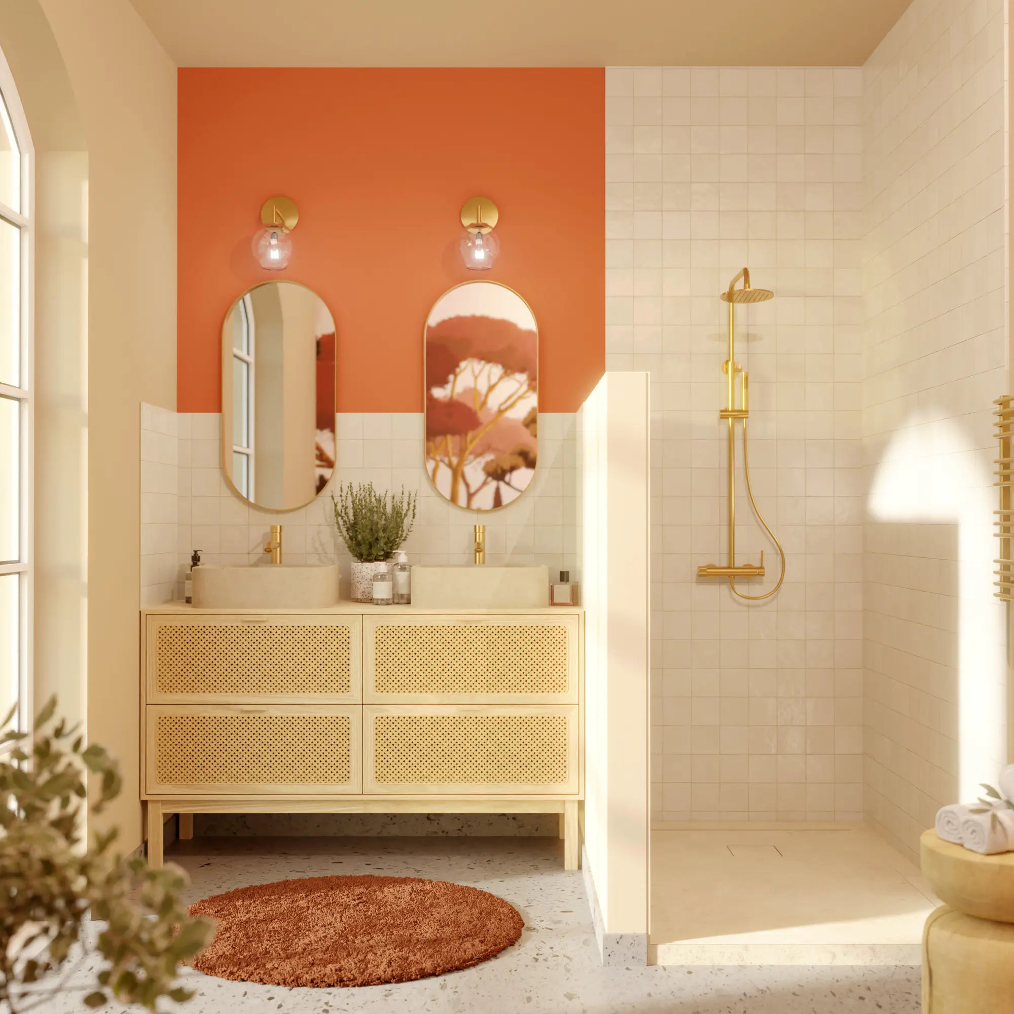 Salle de bain méditerranéenne avec double vasque à poser en pierre naturelle 44 cm crème Moléanos, meuble en bois cannelé, mur orange terracotta, douche à l'italienne, robinetterie dorée, miroirs arrondis