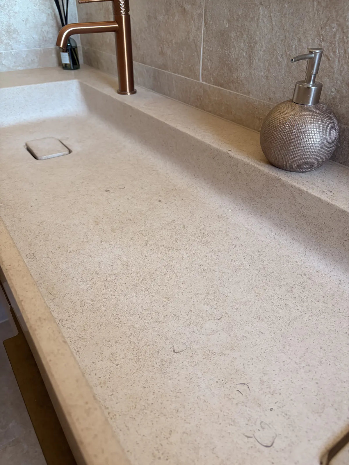 Gros plan sur la texture et le grain naturel d'une vasque en pierre calcaire
