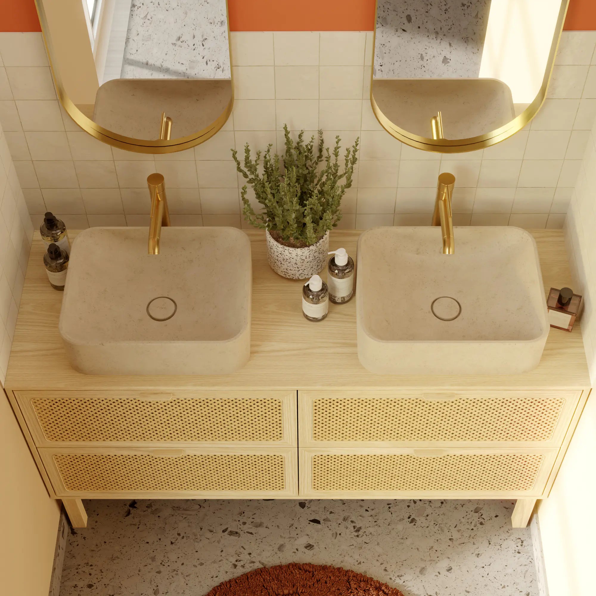 Double vasque à poser carrée en pierre naturelle crème Moléanos, bonde Magique en pierre, meuble en bois clair cannelé, robinetterie dorée, salle de bain contemporaine