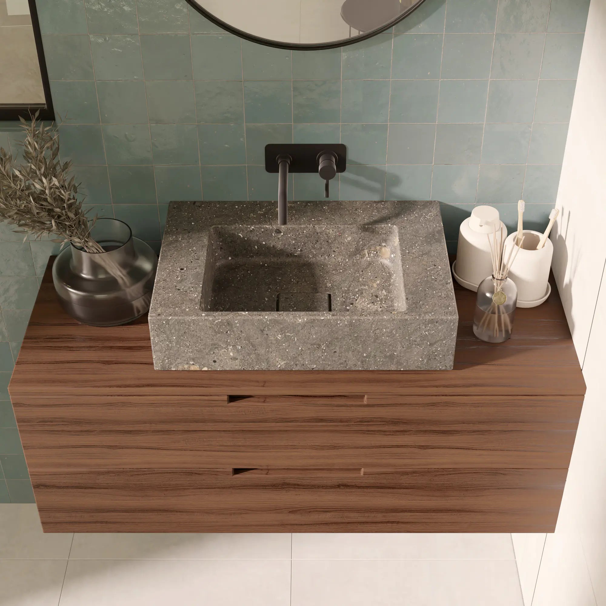 Vasque à poser rectangulaire en pierre naturelle 60 cm bleu gris San Vicente, posée sur un meuble en bois foncé, robinetterie murale noire, zellige vert, salle de bain contemporaine