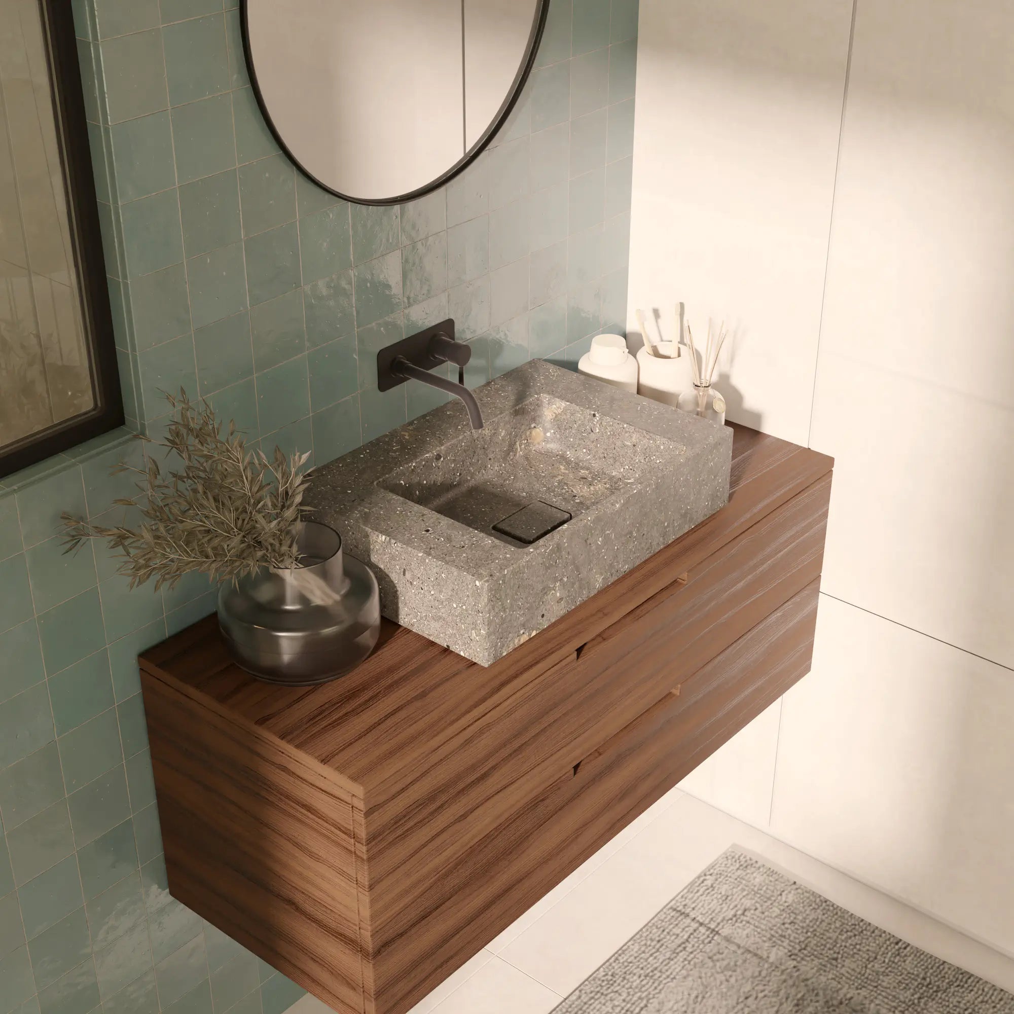 Vasque à poser rectangulaire en pierre naturelle 60 cm bleu gris San Vicente, bonde Magique en pierre, posée sur un meuble en bois suspendu, robinetterie murale noire, zellige vert, salle de bain contemporaine