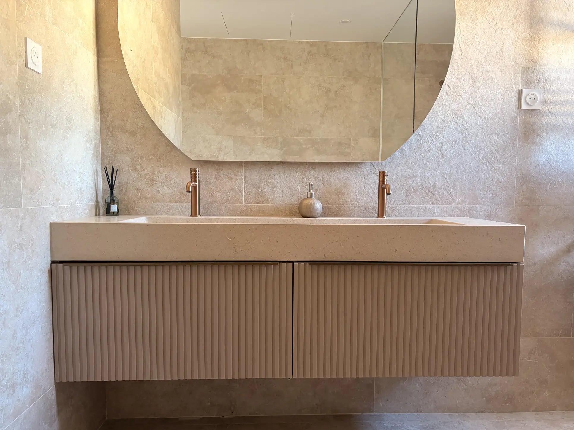 Vasque double en pierre naturelle intégrée dans un meuble de salle de bain contemporain